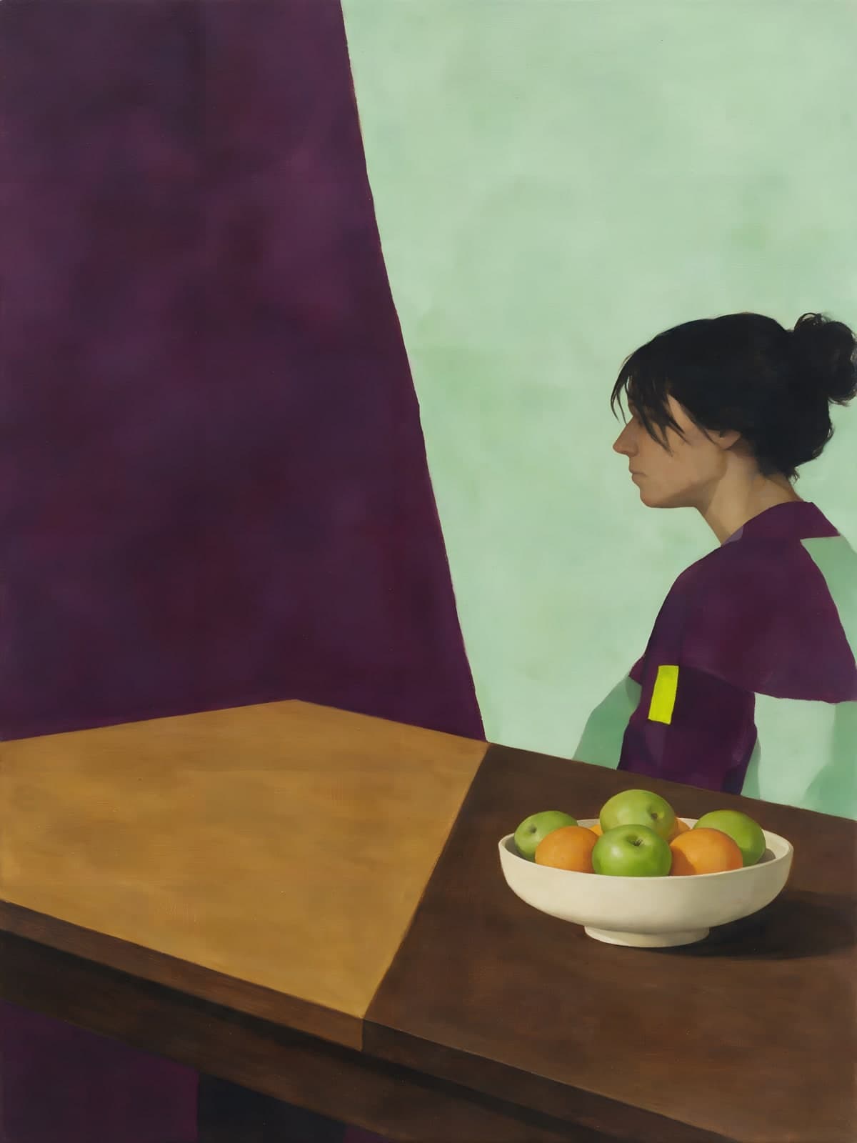 Vrouw in profiel bij een schaal appels