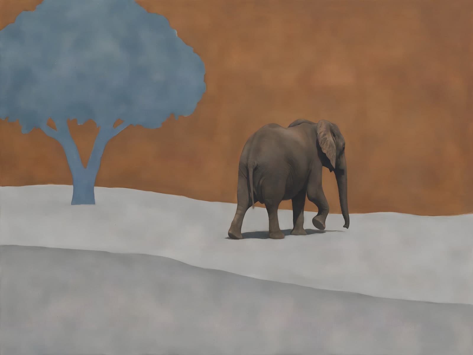 Olifant op grijze heuvel bij blauwe boom