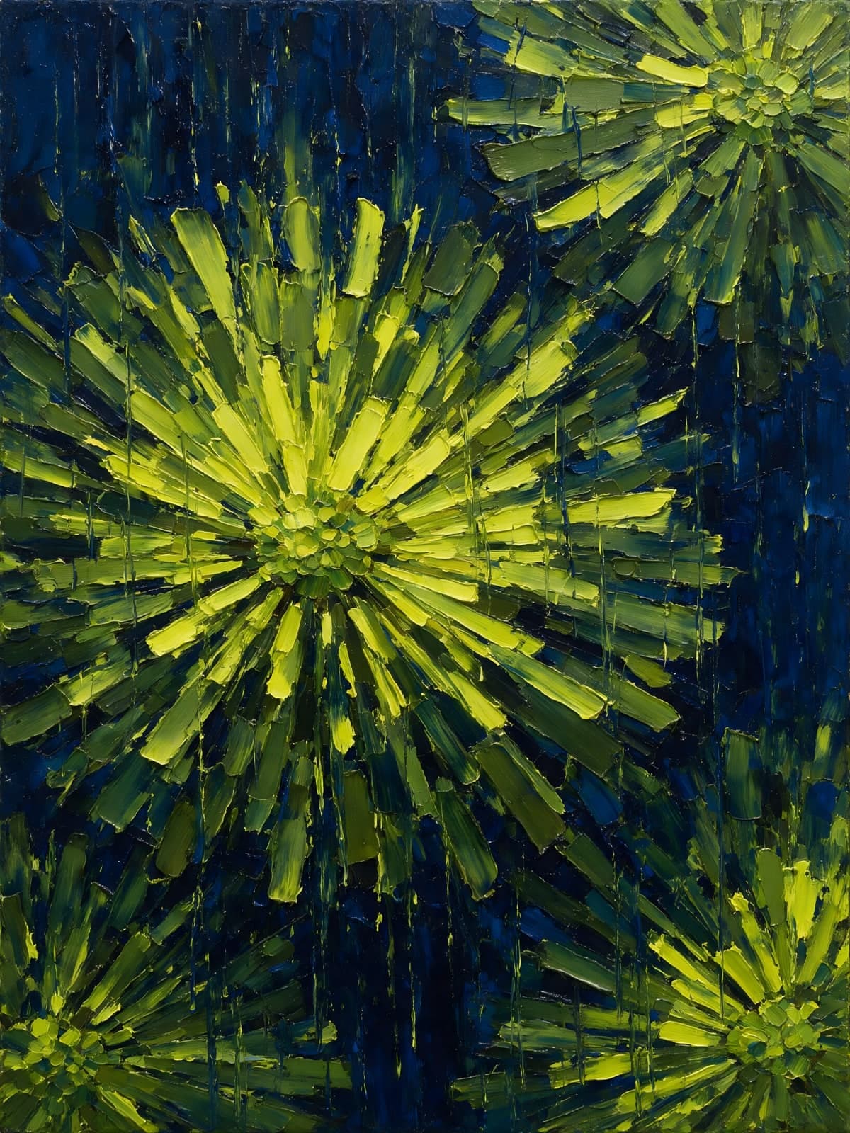 Groene stervormige bloemen op donkerblauw