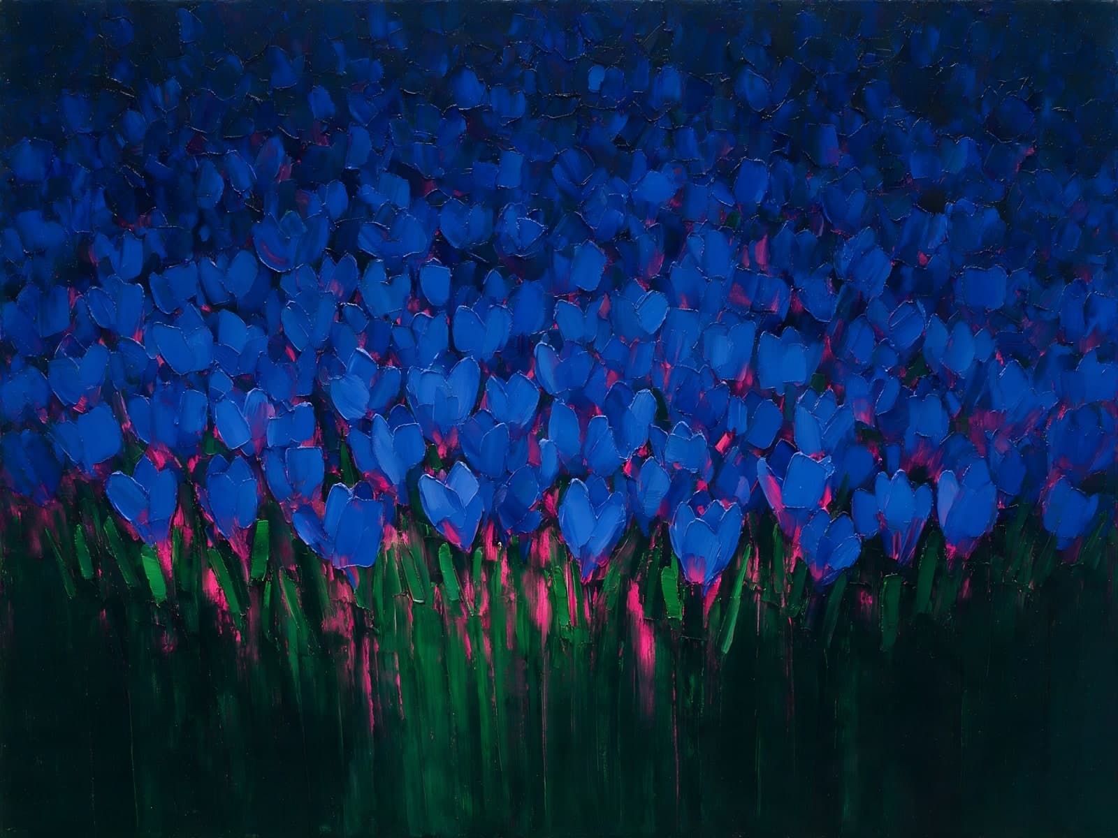 Blauwe tulpen boven donkergroene stelen