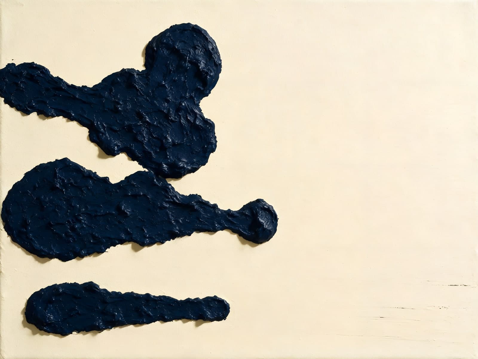 Drie donkerblauwe verfvormen op crèmekleurig vlak