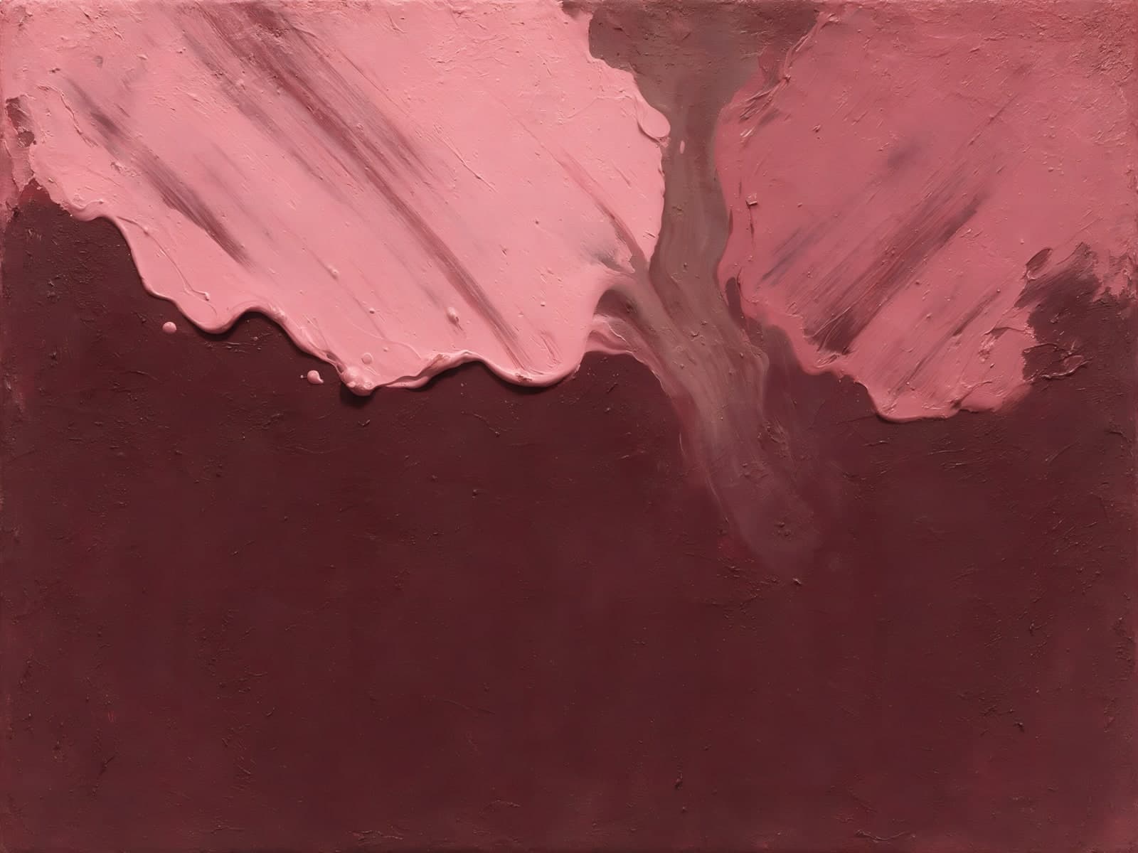 Roze verf over een wijnrode ondergrond