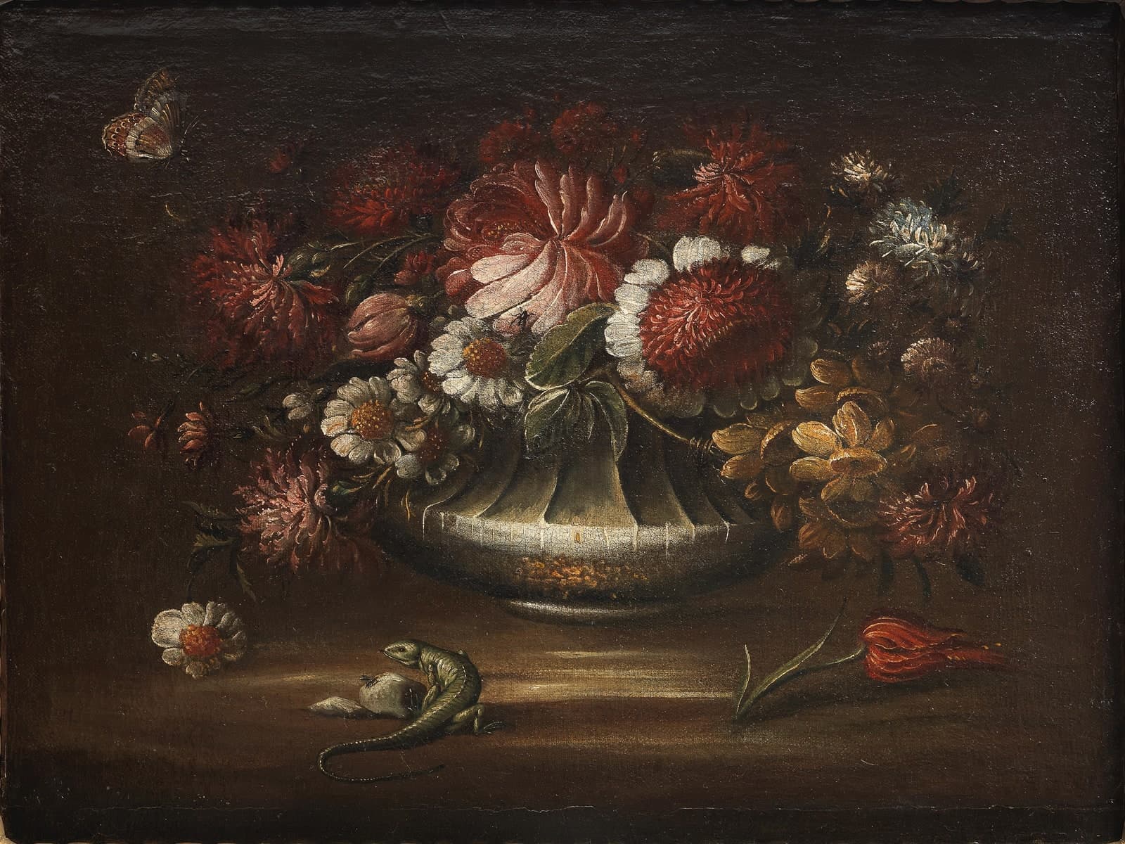 Chrysanten, narcissen en klaprozen in een vaas