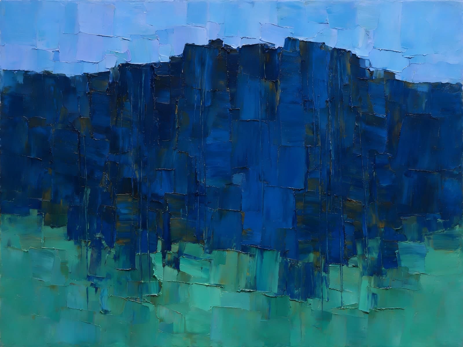 Blauwe rotswand boven turquoise vlak