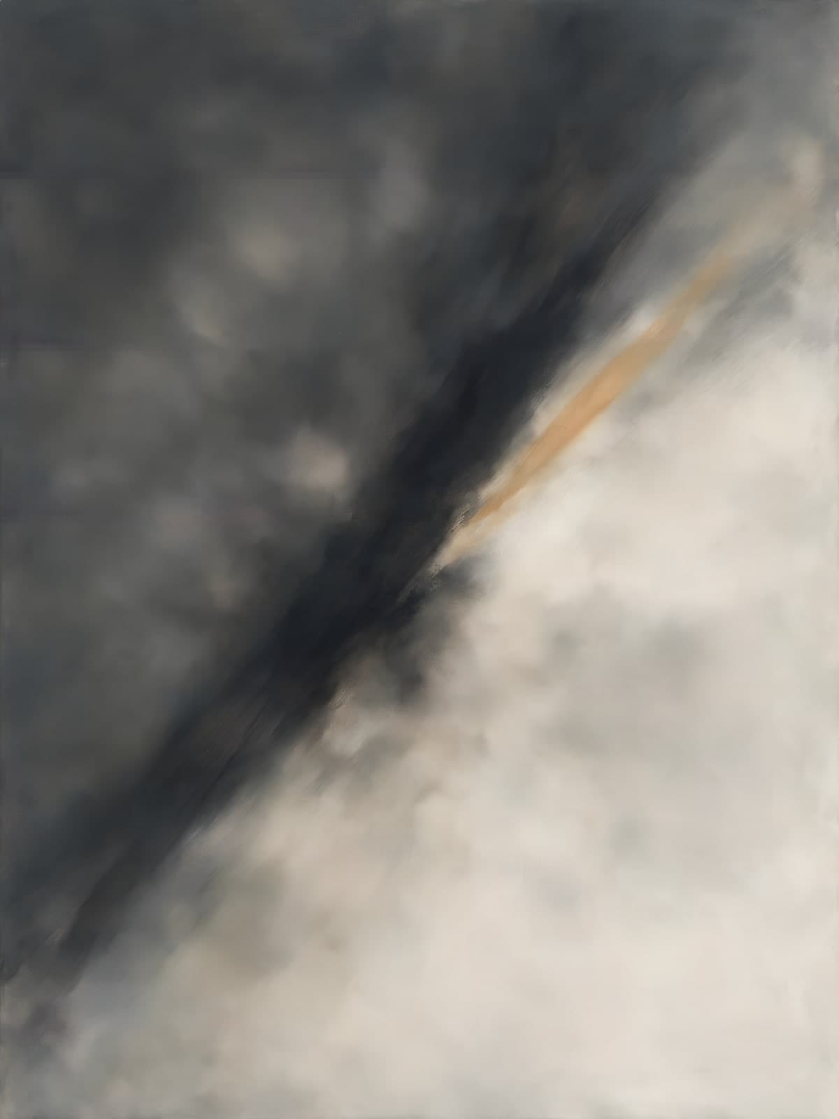 Donkere wolkenband door lichtgrijze mist