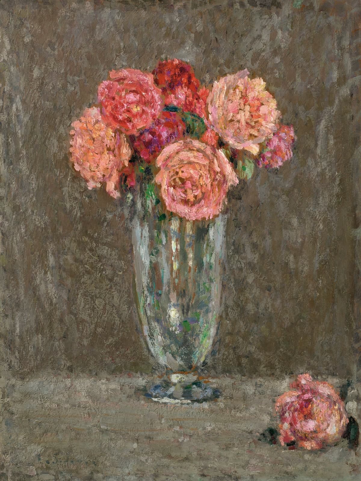 Rozen met roze en koraalrode pioenen