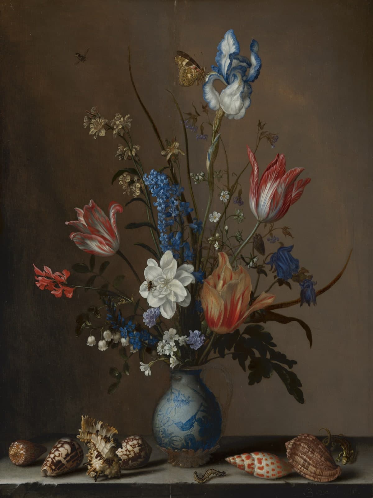 Stilleven met bloemenvaas en schelpen