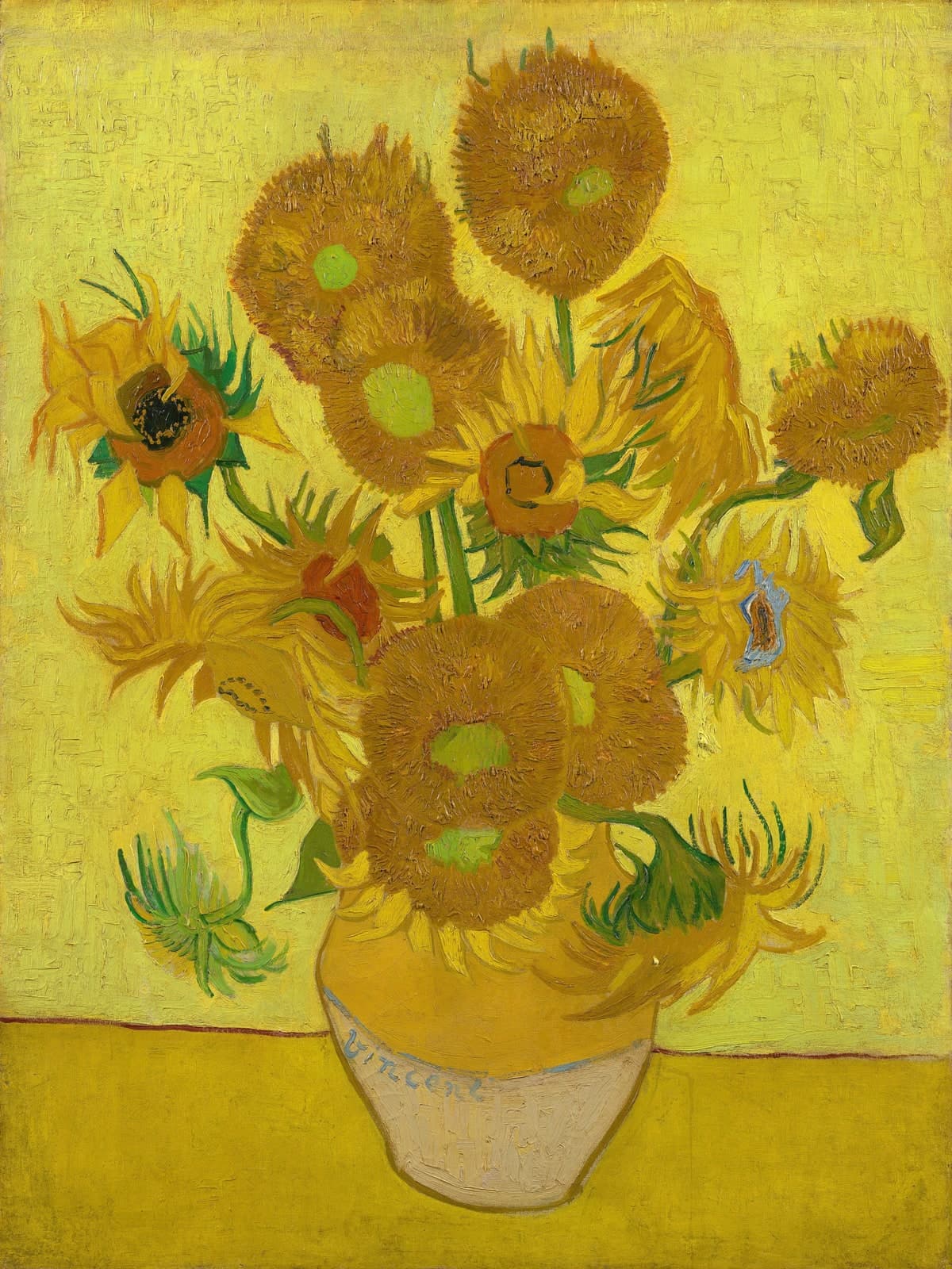 Zonnebloemen in een aardewerken vaas