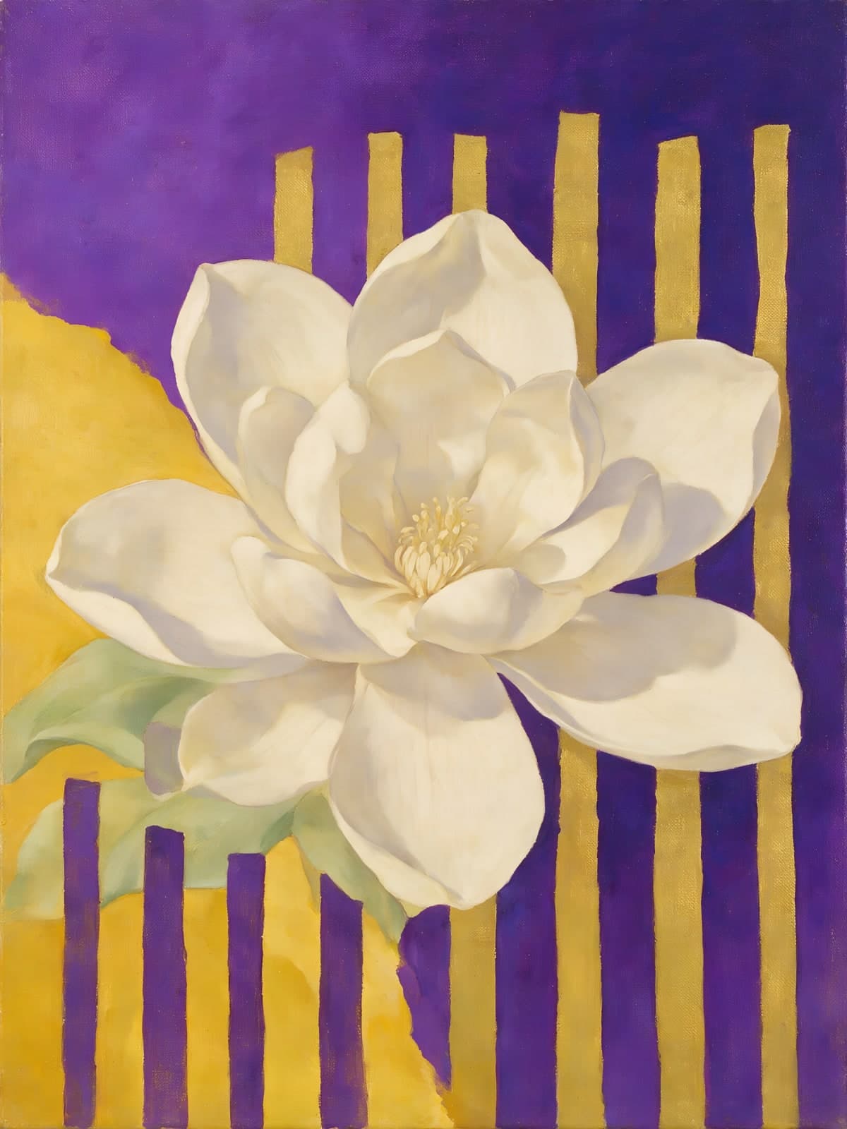 Witte magnolia op paarse en gele strepen