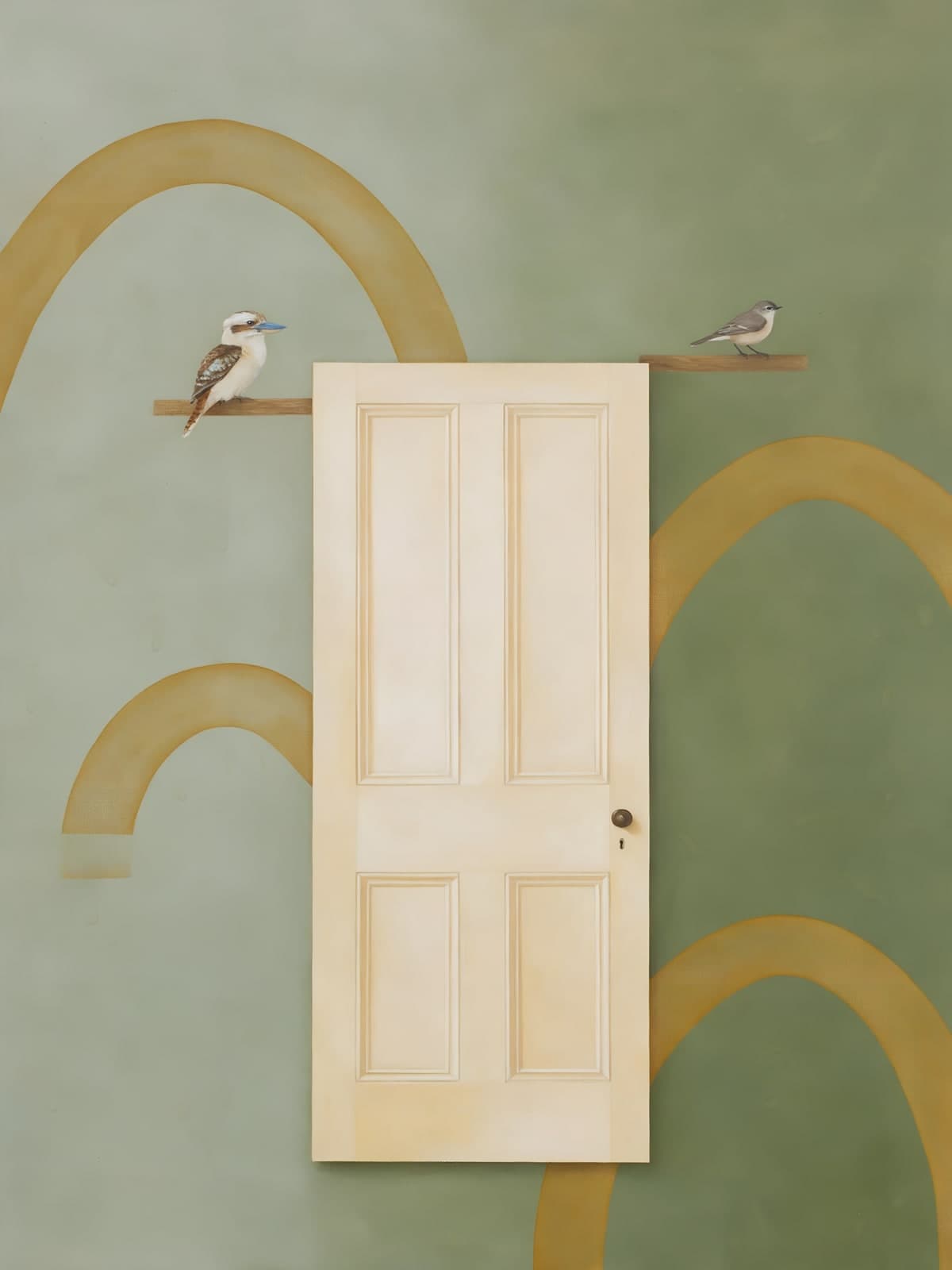 Witte deur met vogels op saliegroene muur