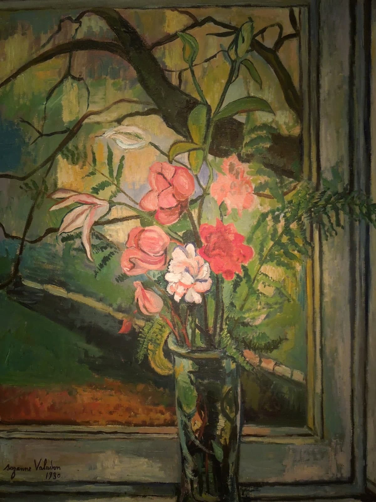 Bloemen voor een raam