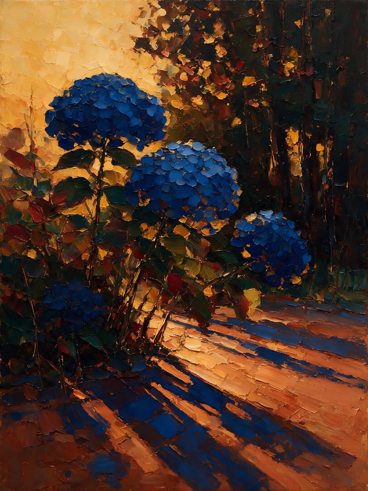 Blauwe hortensia's in gouden avondlicht