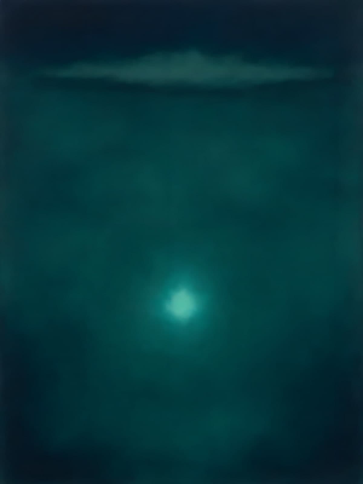 Turquoise lichtpunt in donkere diepte