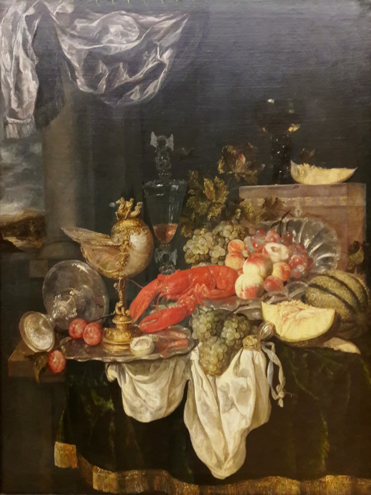 Stilleven met kreeft en nautilusbeker