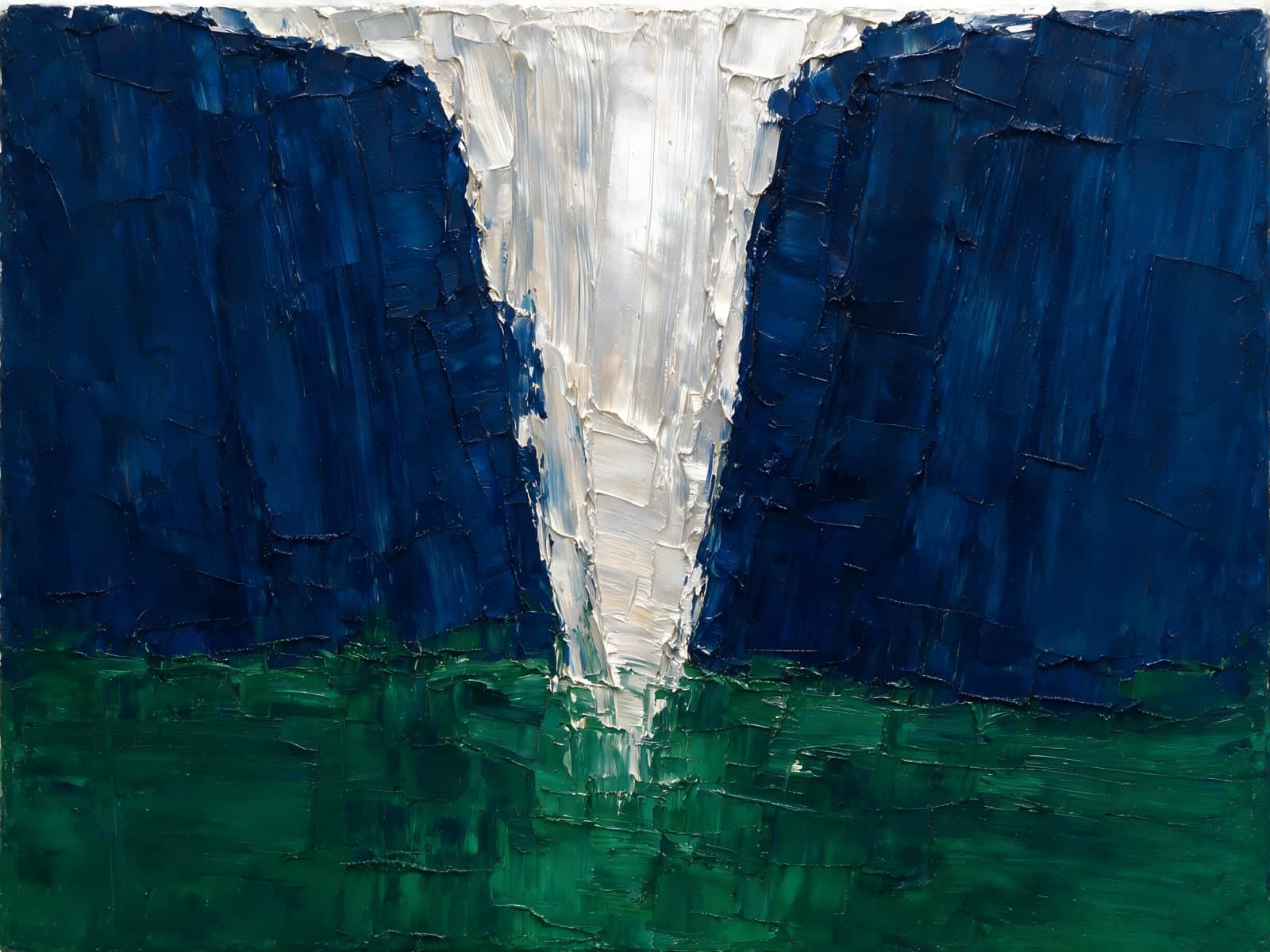 Witte waterval tussen donkerblauwe rotsen