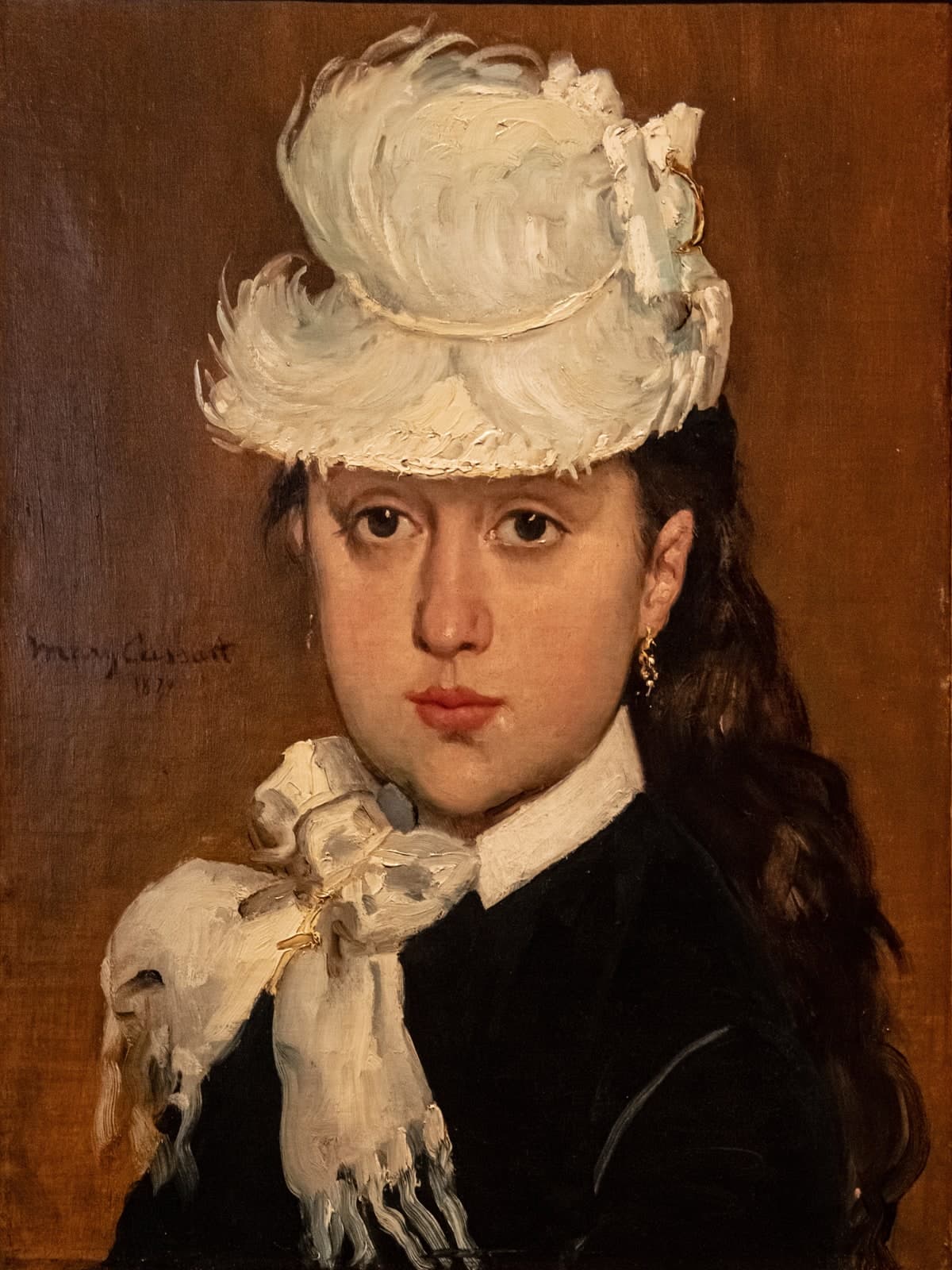 Portret van een jonge vrouw met witte hoed