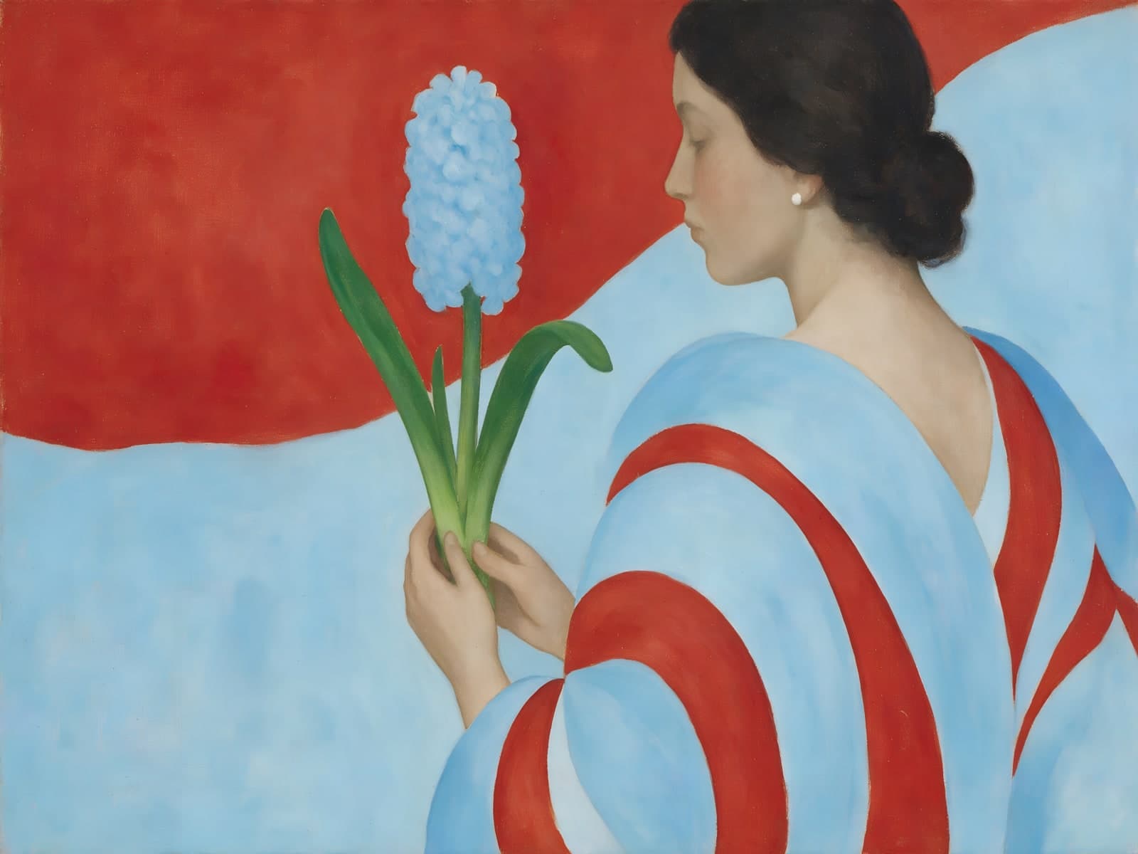Vrouw met blauwe hyacint voor rood vlak