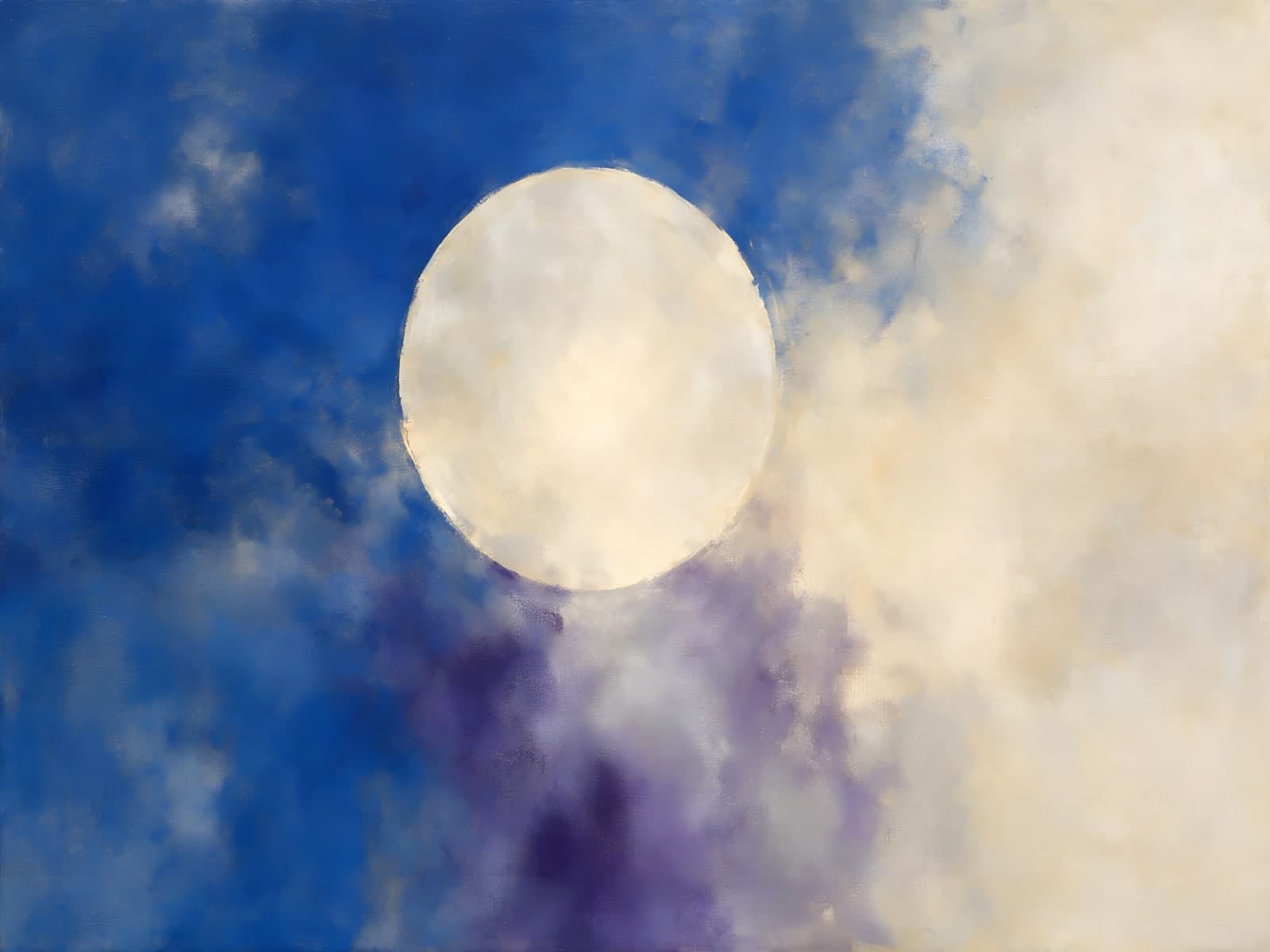 Bleke maan in blauwe en crèmekleurige wolken