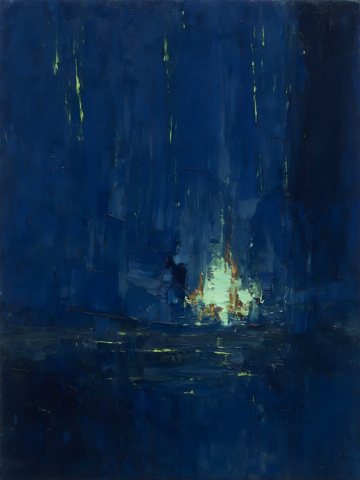 Donkerblauwe nacht met groene gloed bij water