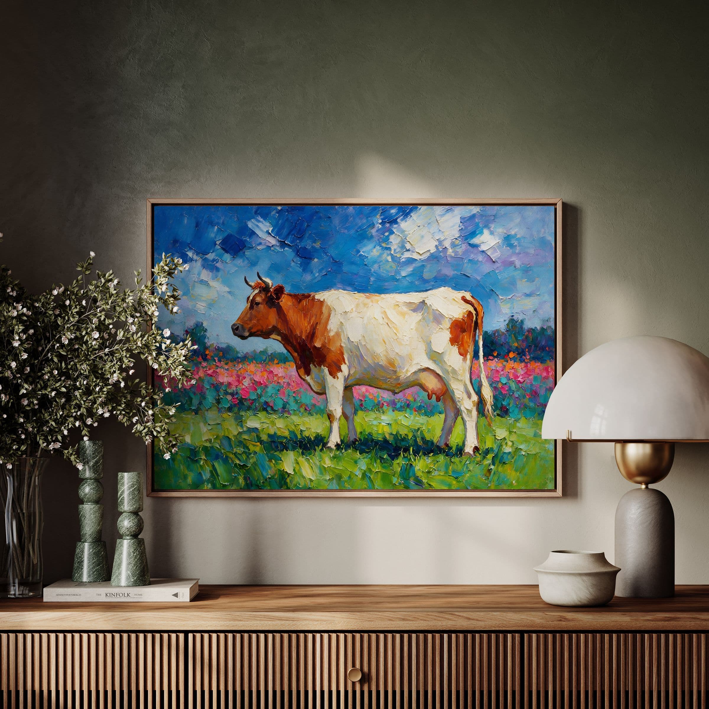 Bruinwitte koe in een bloemenweide