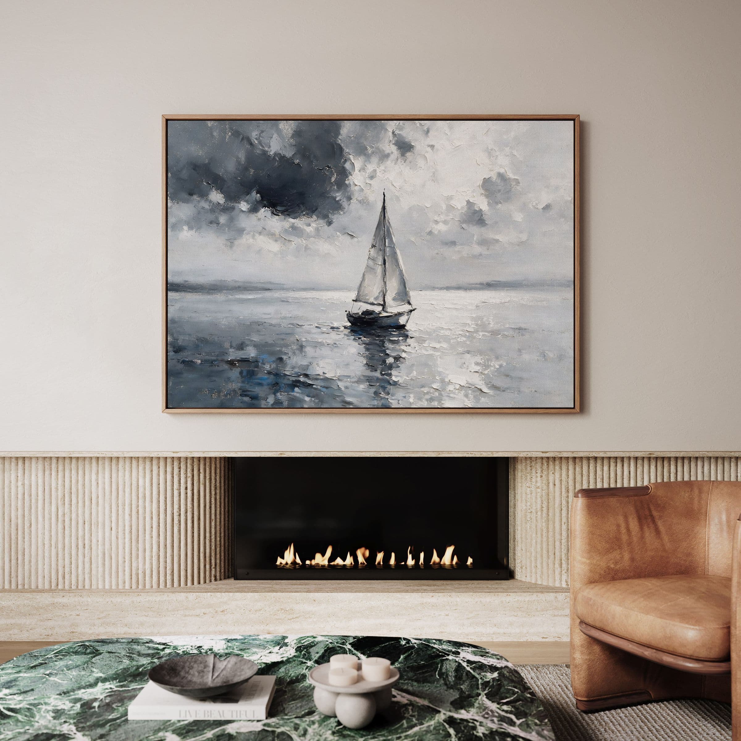 Zeilboot op glinsterend water onder zware wolken