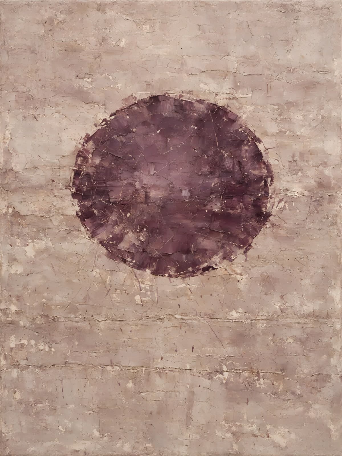 Paarse cirkel op een ruw beige vlak