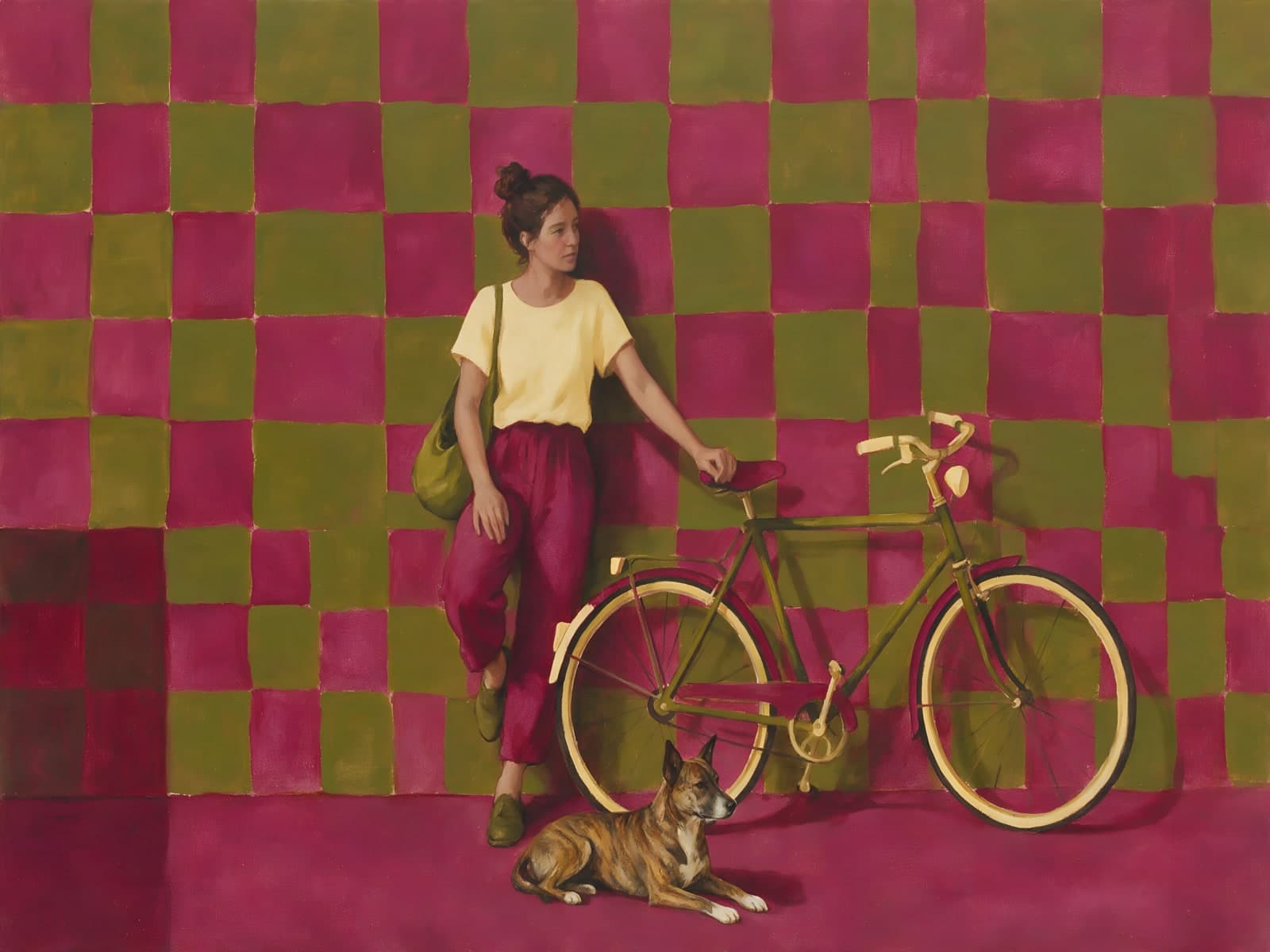 Vrouw, fiets en hond voor geruite muur