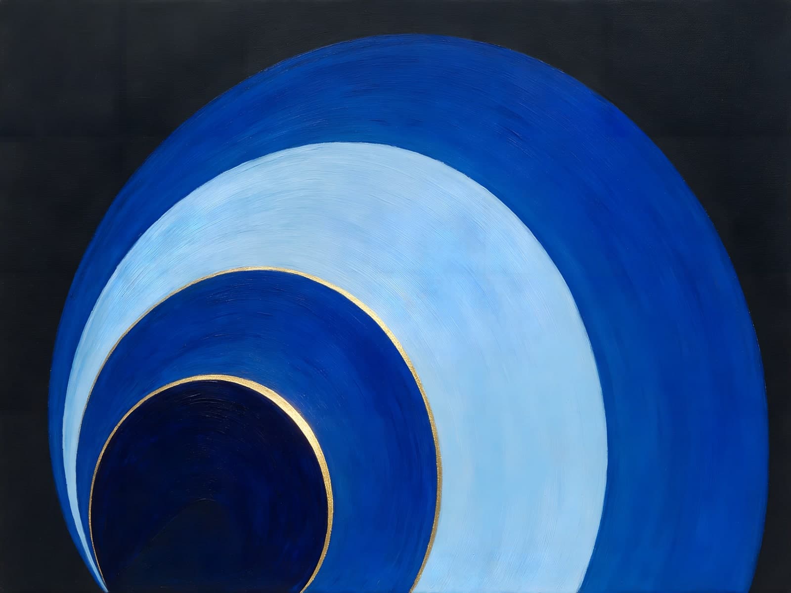 Blauwe ringen rond een donker middelpunt