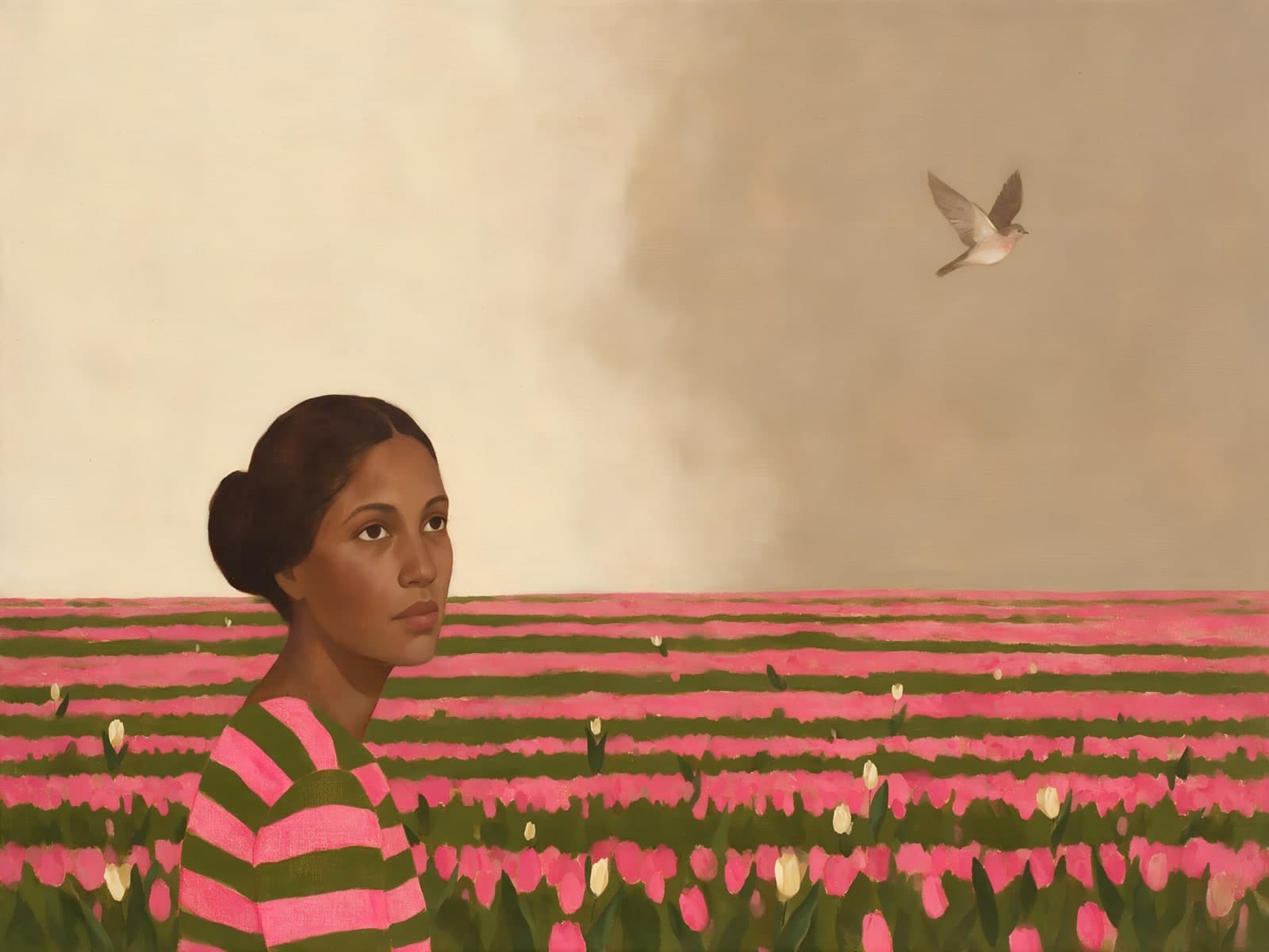 Vrouw in gestreepte trui bij bloemenveld
