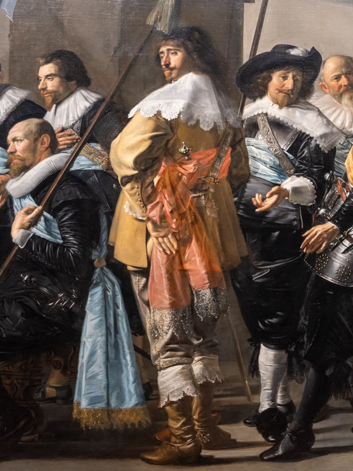 De magere compagnie met kanten kragen