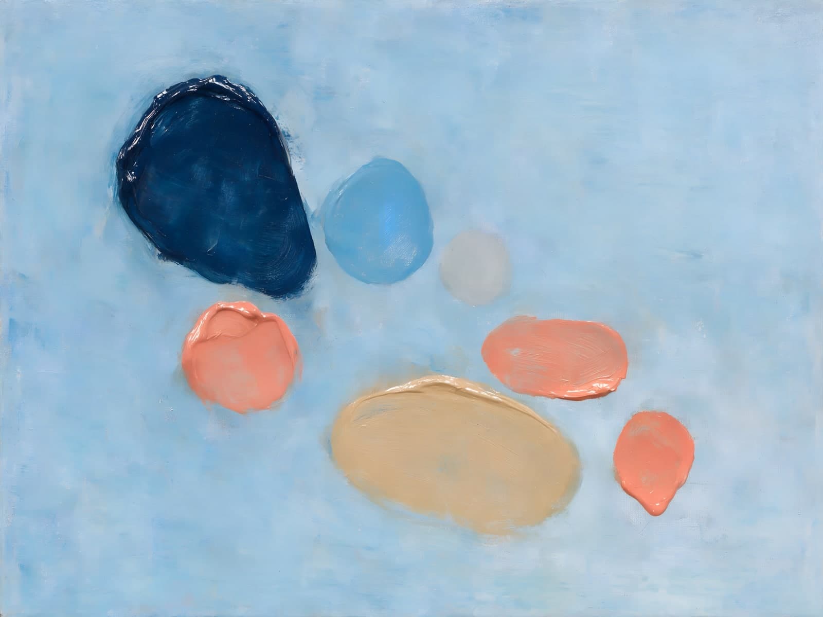 Blauwe en roze vlekken op lichtblauw