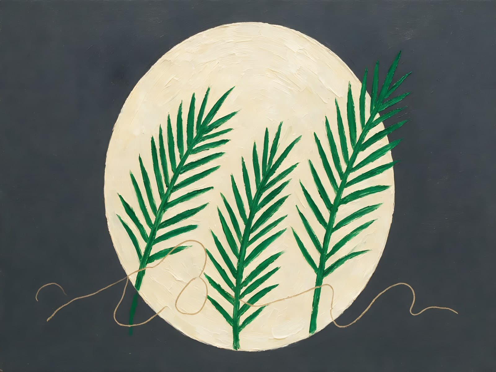 Drie groene palmtakken op een crèmekleurige schijf