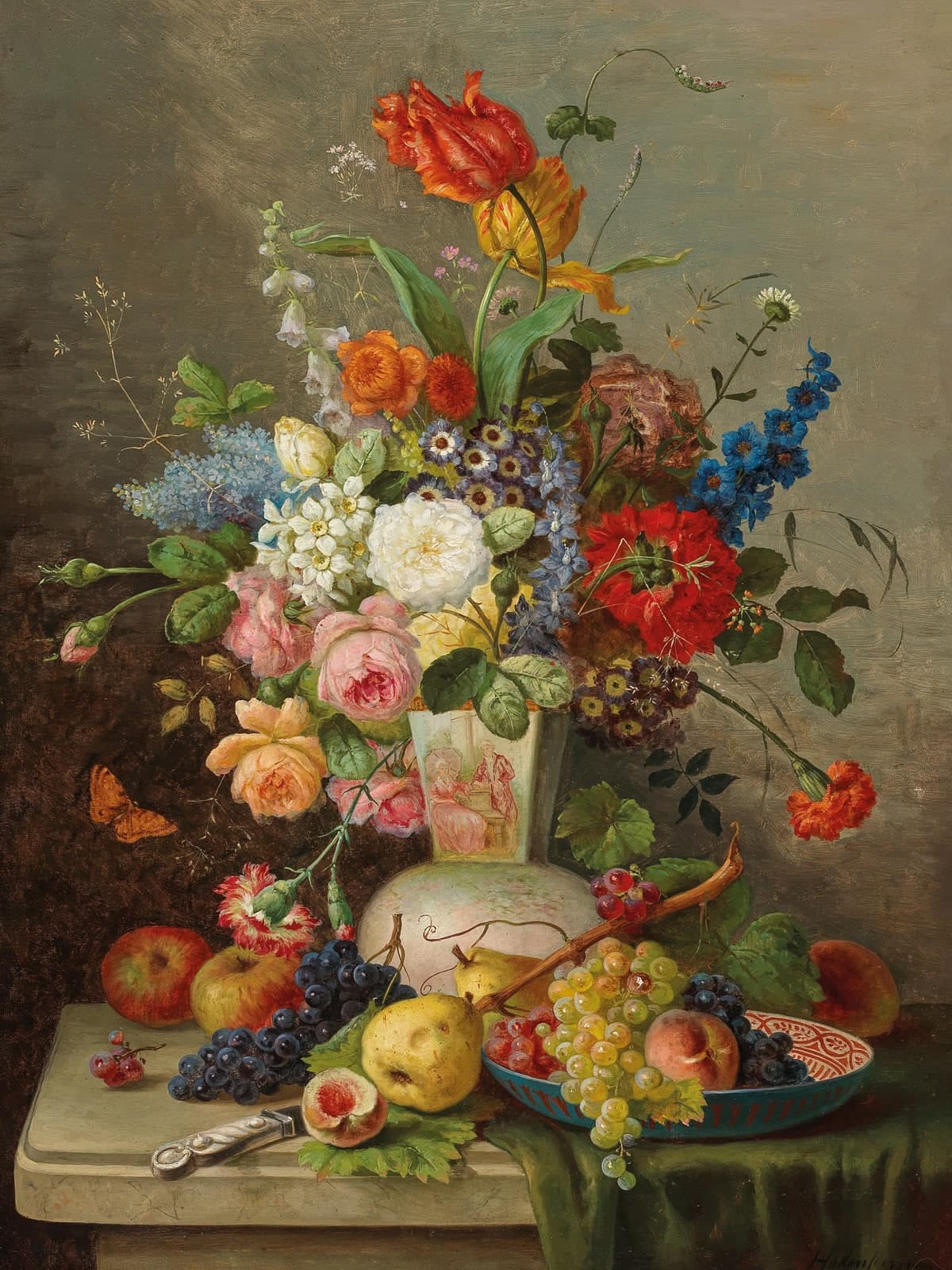 Groot bloemstuk met fruit op een stenen plaat