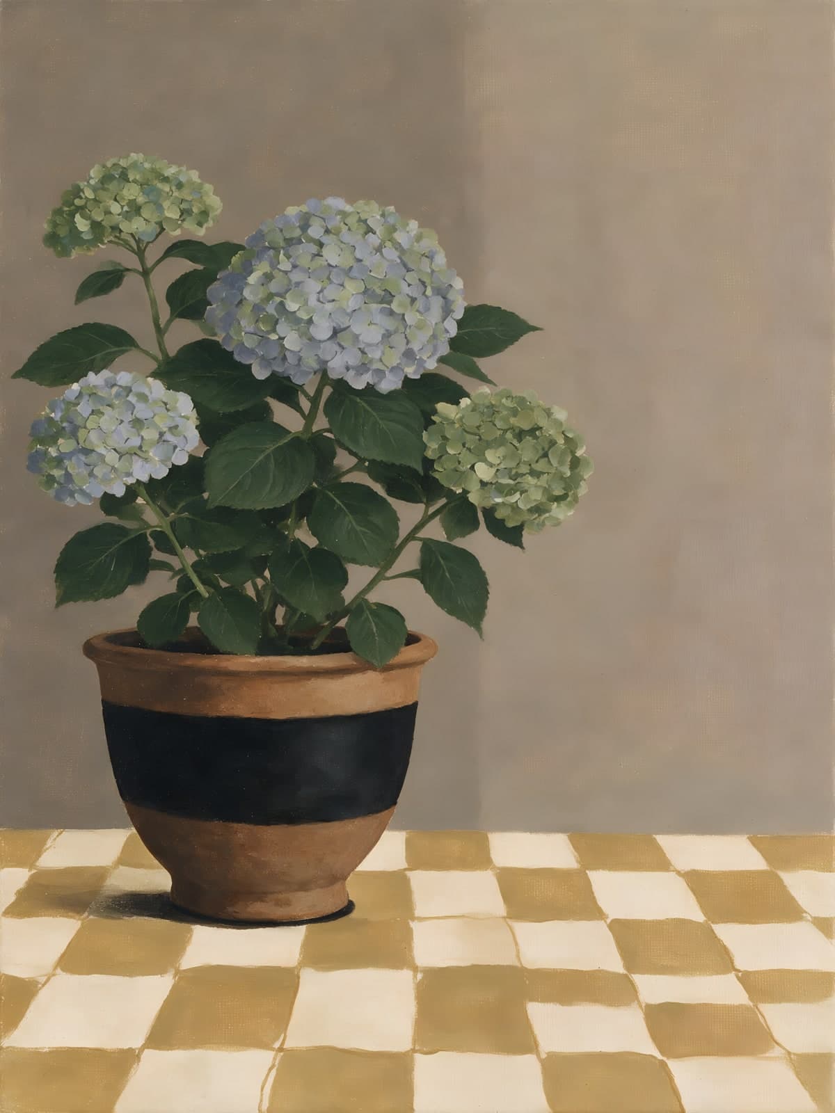 Blauwe hortensia op een geruite vloer