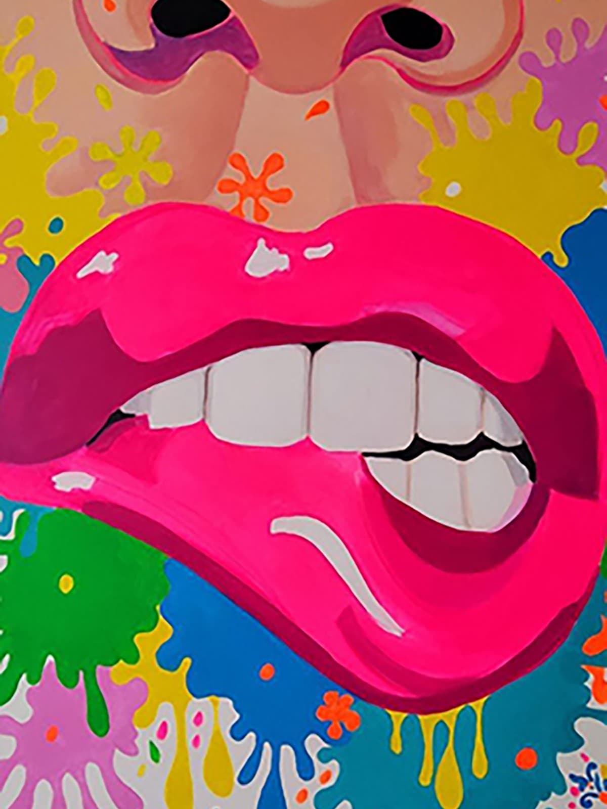 Bijtende roze lippen tussen verfspetters