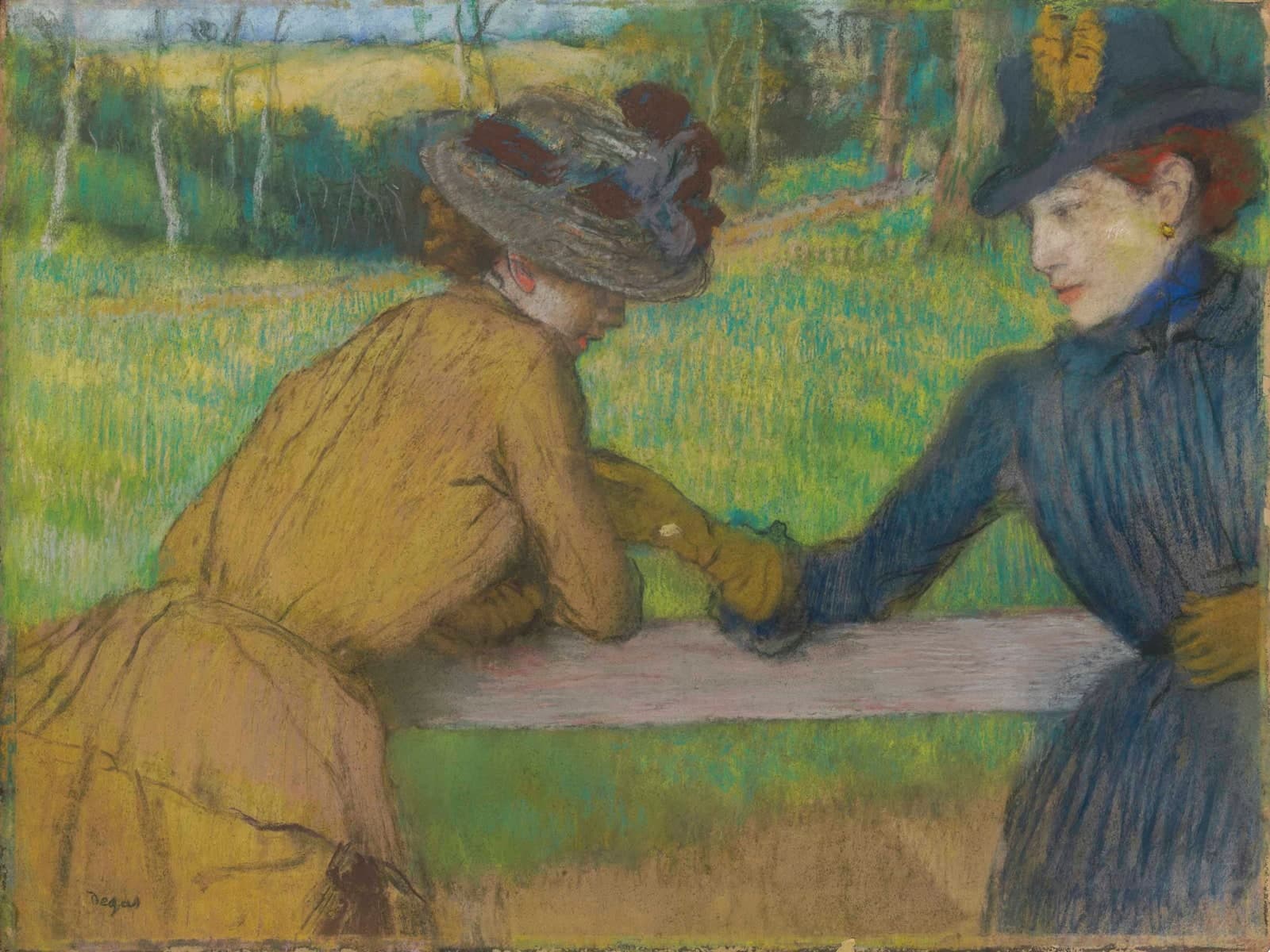 Twee vrouwen leunend tegen een hek
