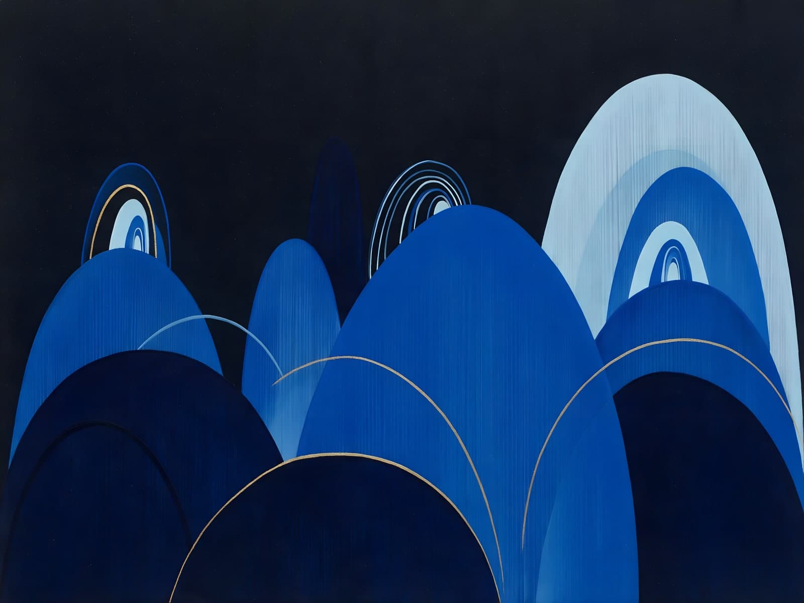 Blauwe bogen en cirkels op donkerblauw