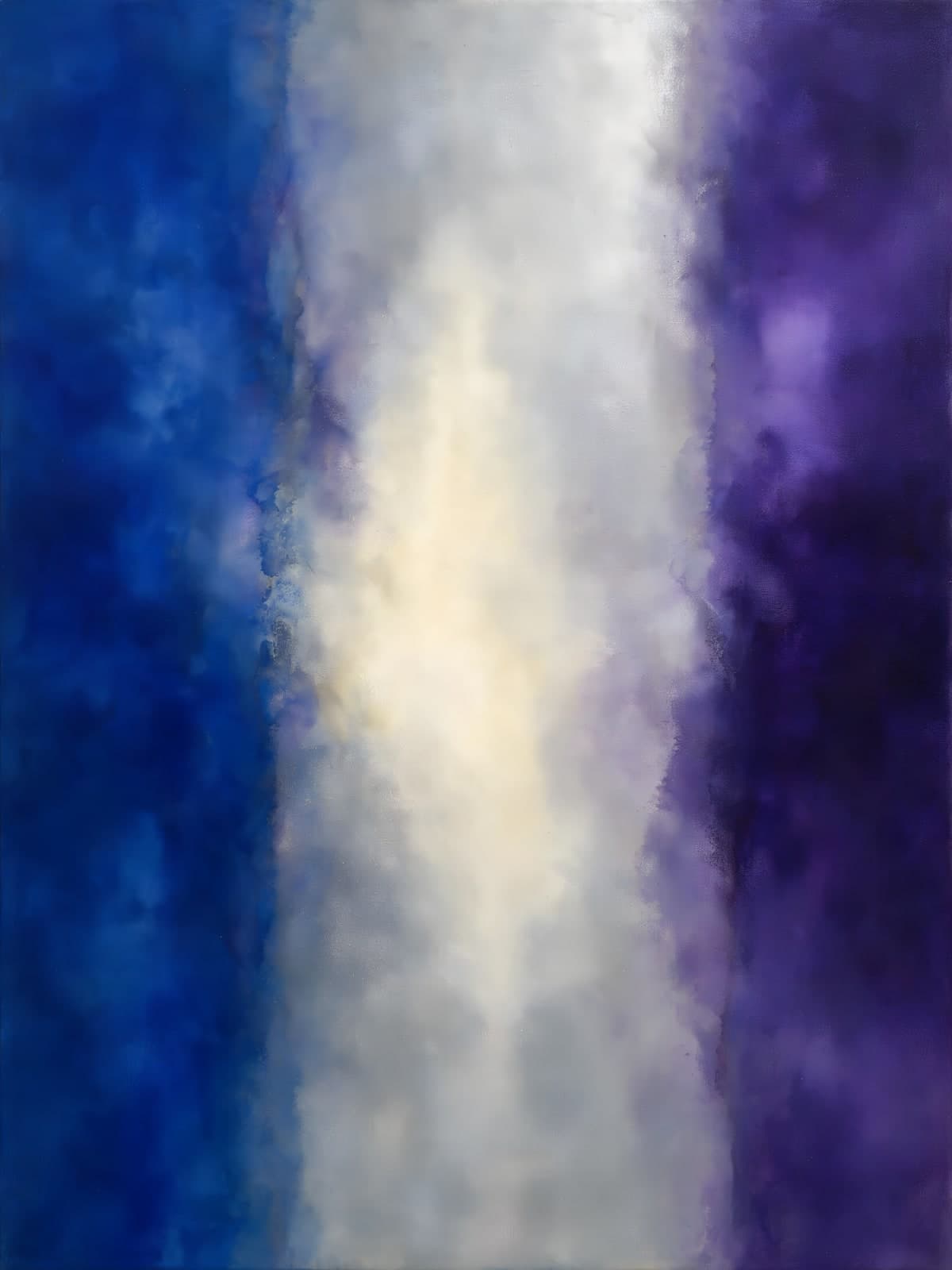 Witte lichtstrook tussen blauwe en paarse wolken