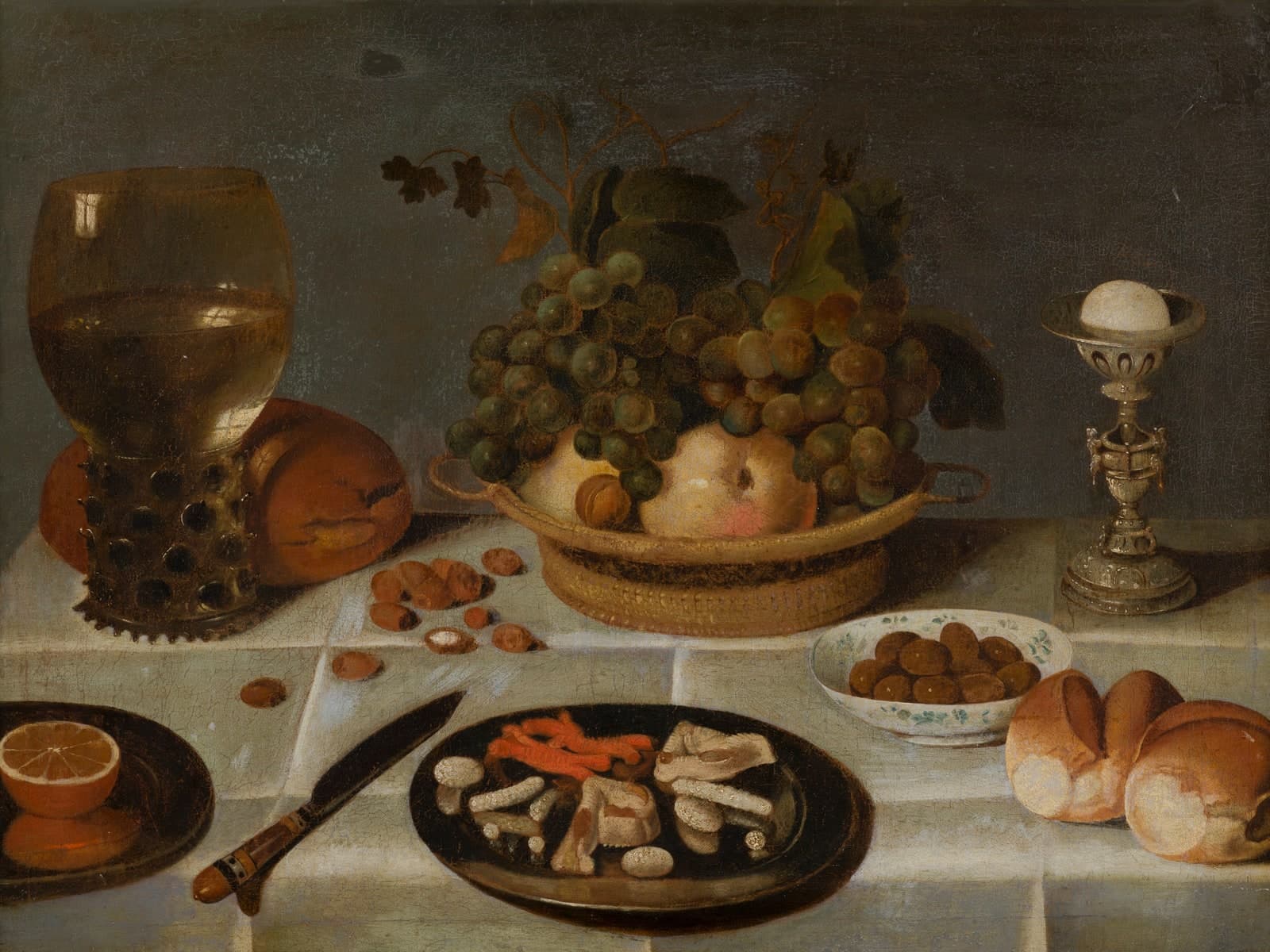 Stilleven met roemer en fruitmand op tafel