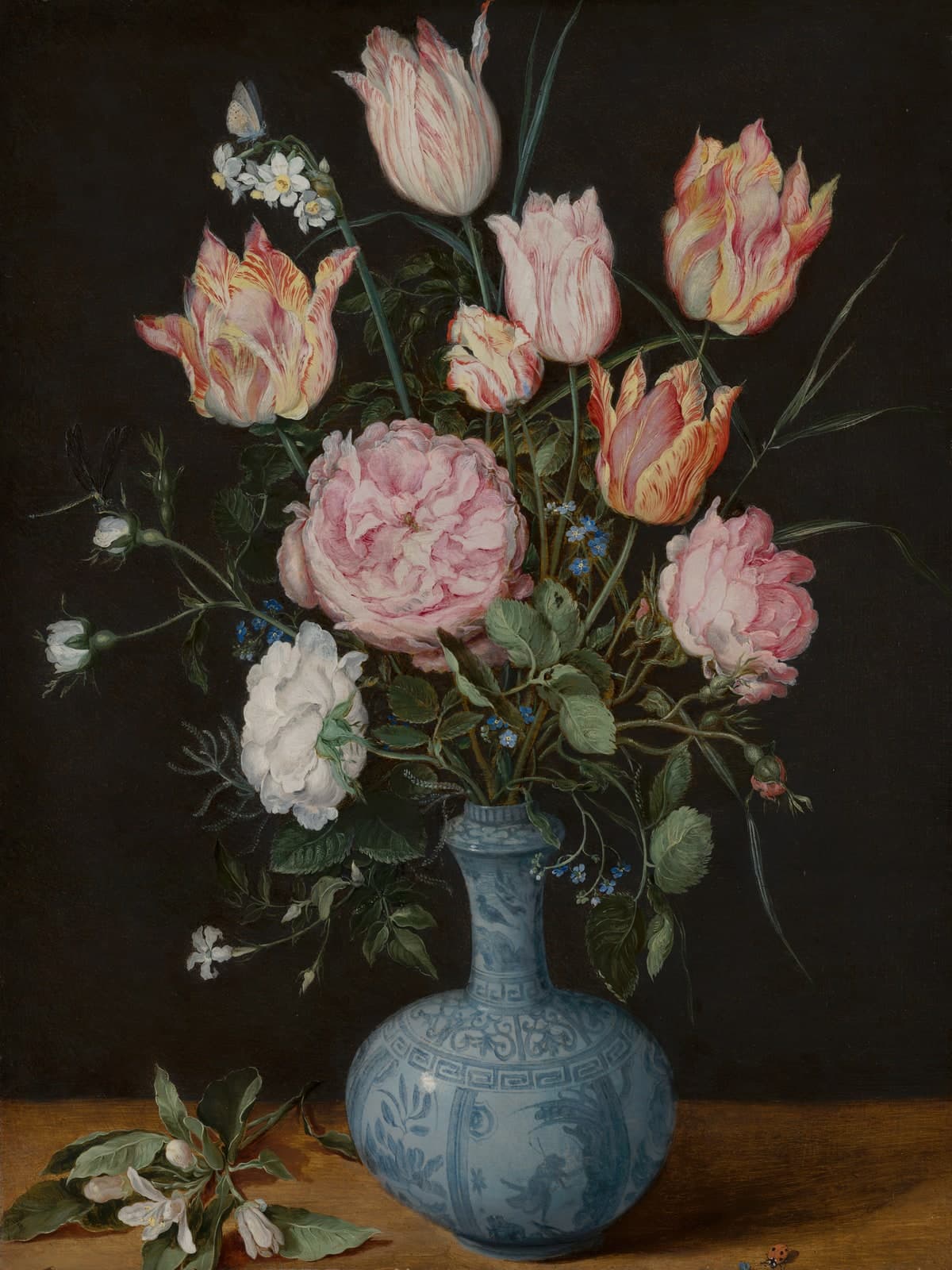 Een vaas met bloemen en grote roze rozen