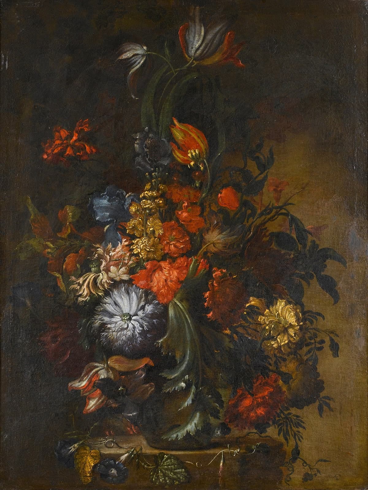 Tulpen, chrysanten en een iris in een vaas