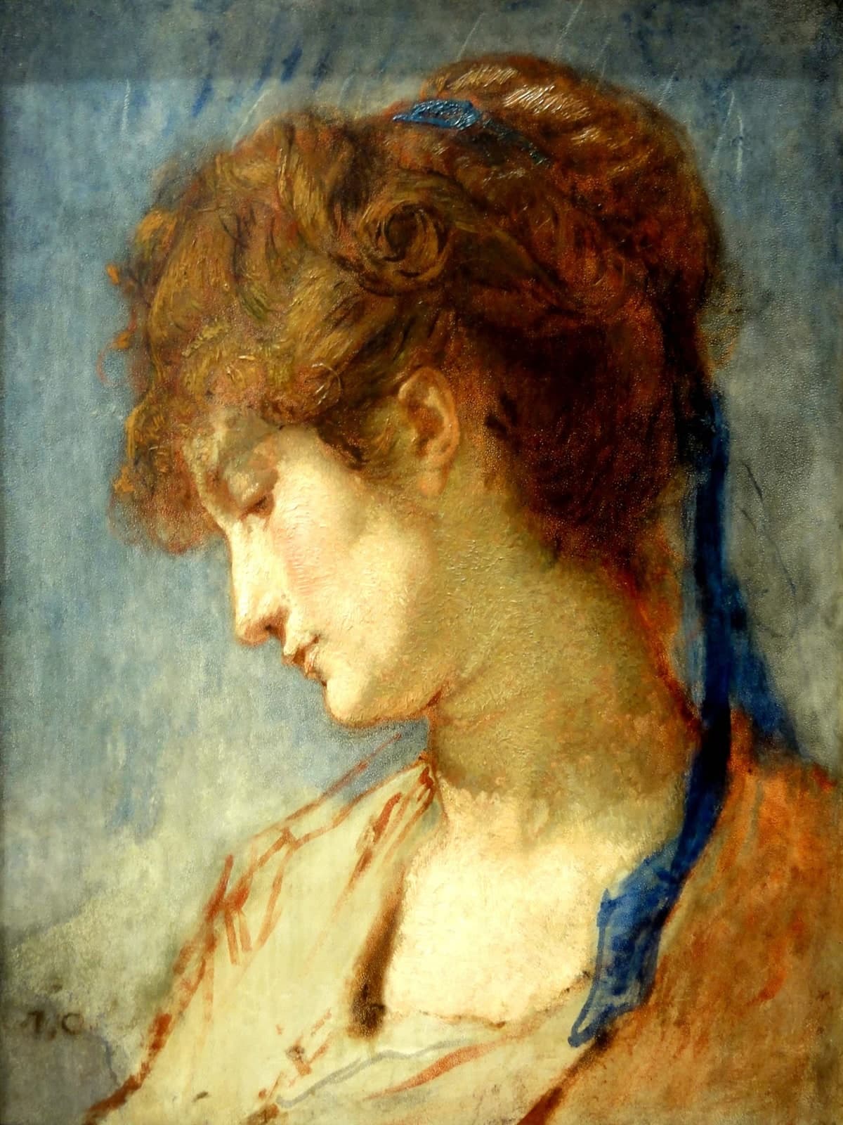 Kop van een vrouw met een blauw lint