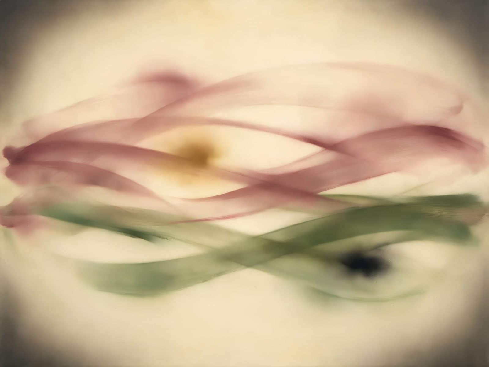 Wazige roze en groene slierten op crème