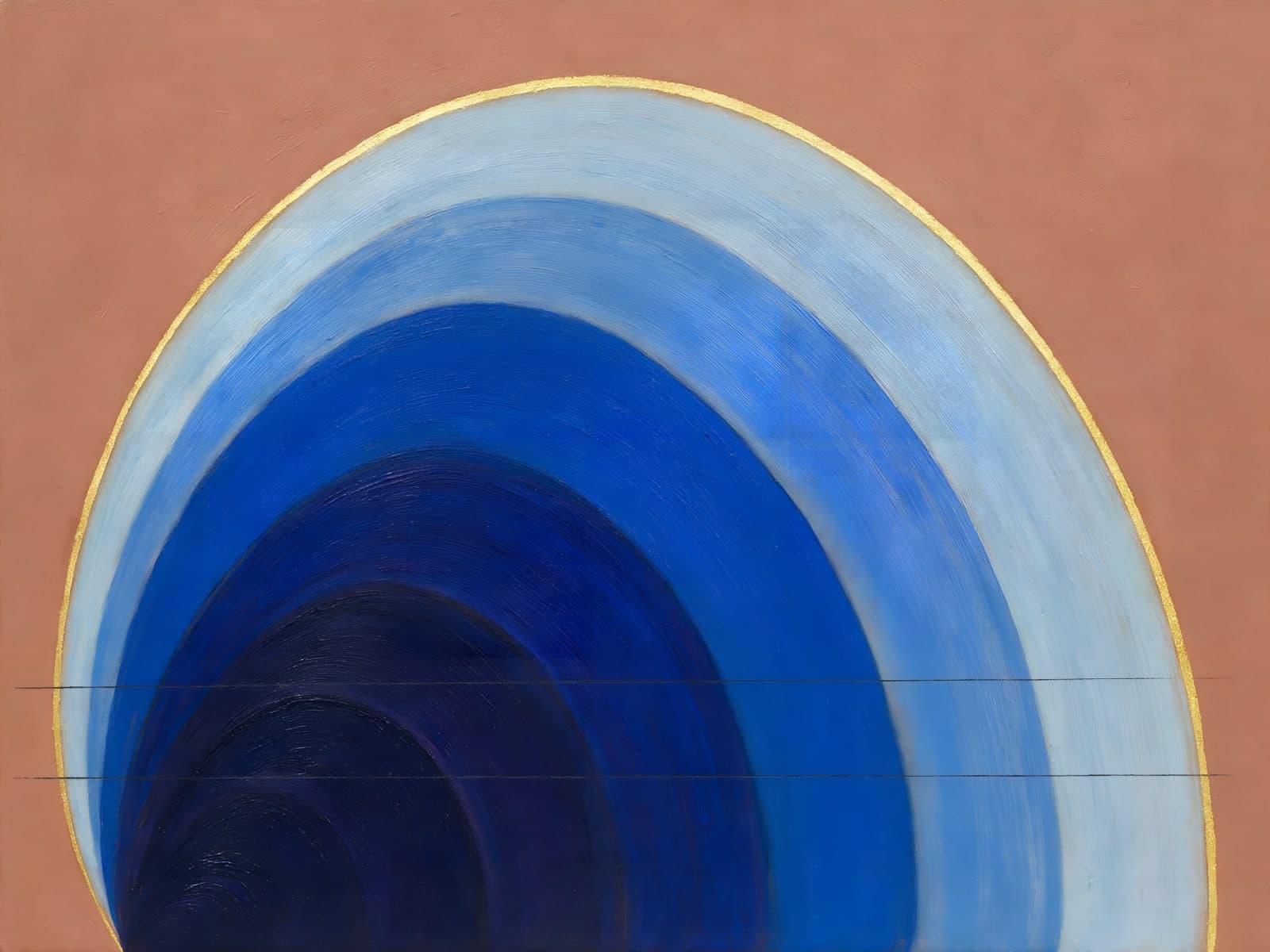 Blauwe bogen met gouden rand op terracotta