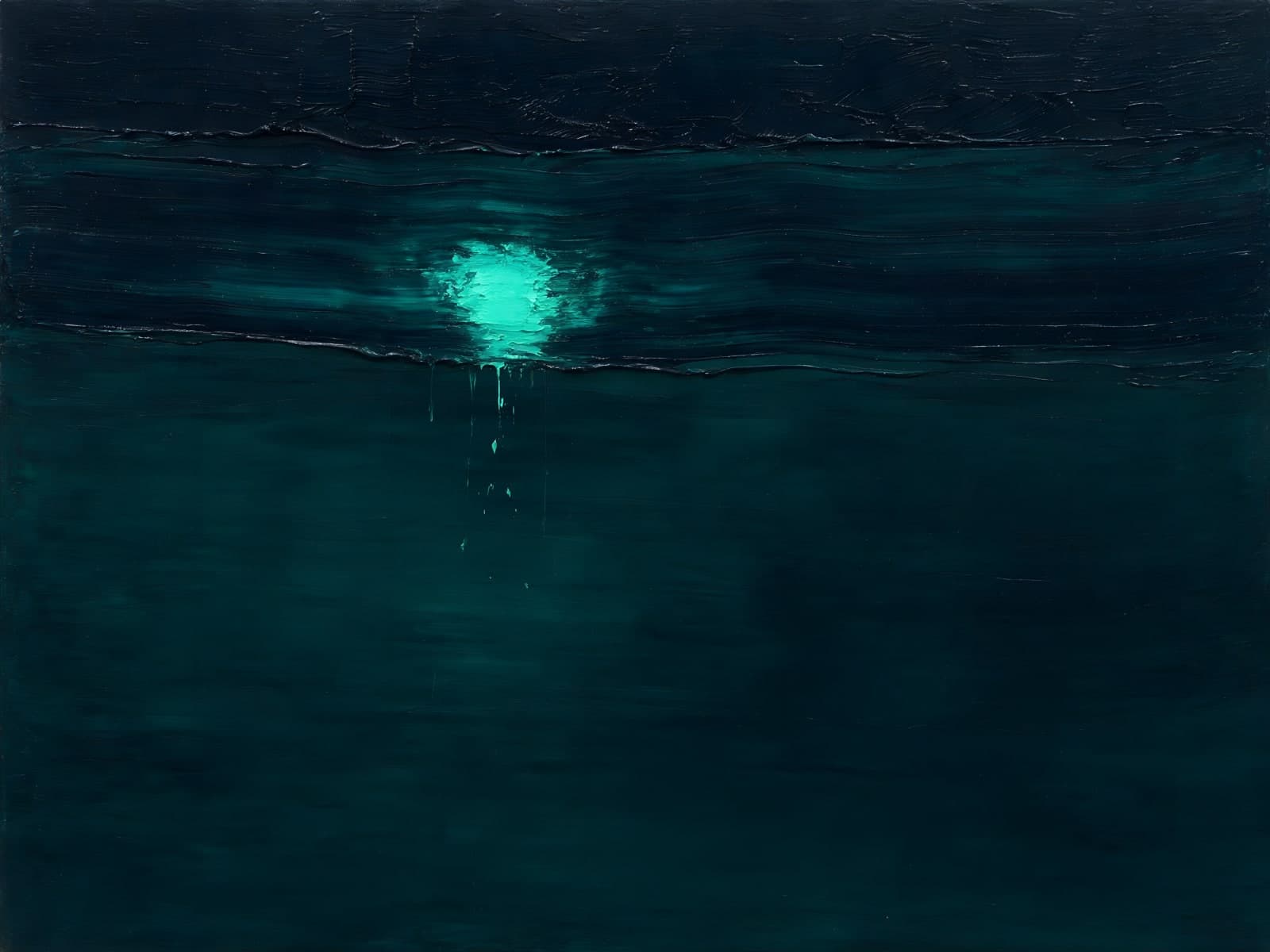 Turquoise lichtvlek op donkere zee